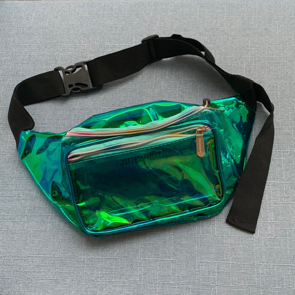 Ooooh shiny 🤩 Fanny pack